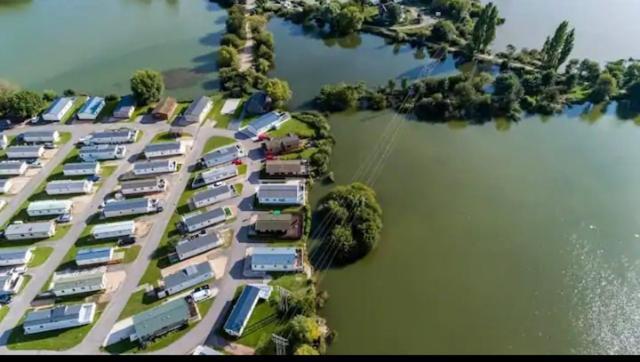Lodge Caravan On Holiday Park Chichester Exterior photo