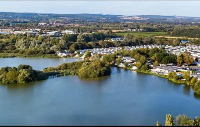 Lodge Caravan On Holiday Park Chichester Exterior photo